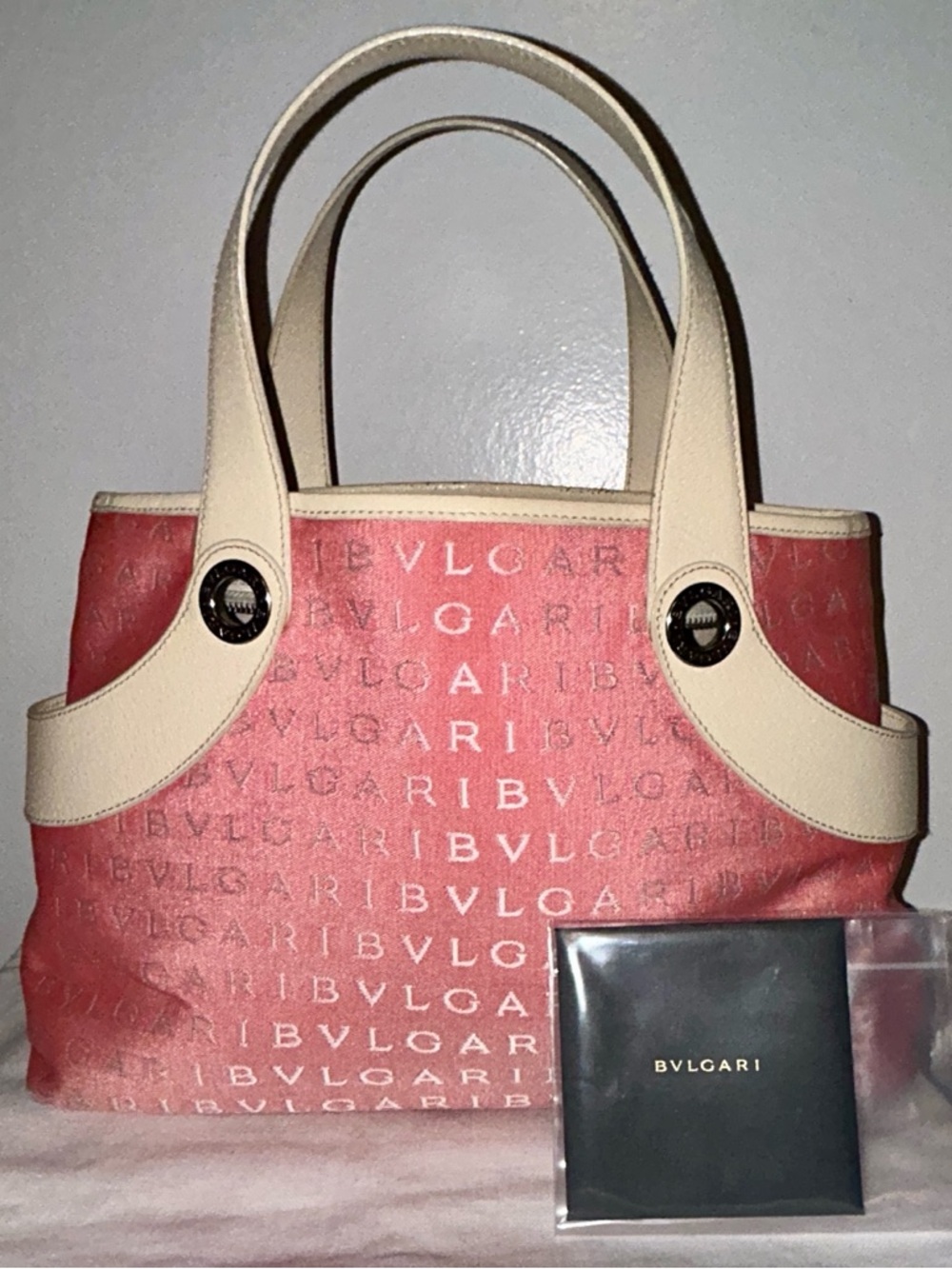 BVLGARI
Logo Mania Tote Bag Canvas Pink
Silver Hardware. COA included - Picture 2 of 8